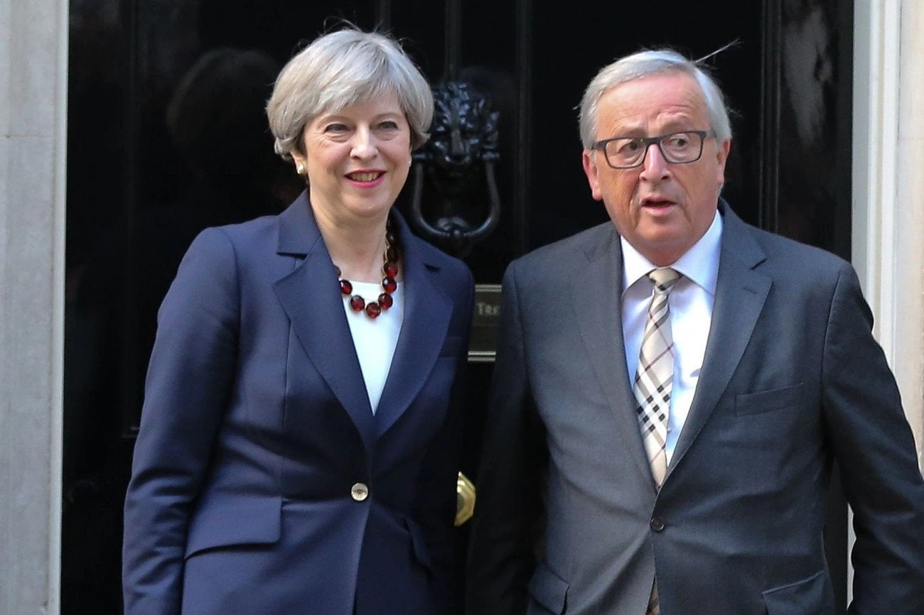 Ήρθε η ώρα για το Βrexit και ο Ζαν Κλοντ Γιούνκερ υποδέχεται την Τερέζα Μέι